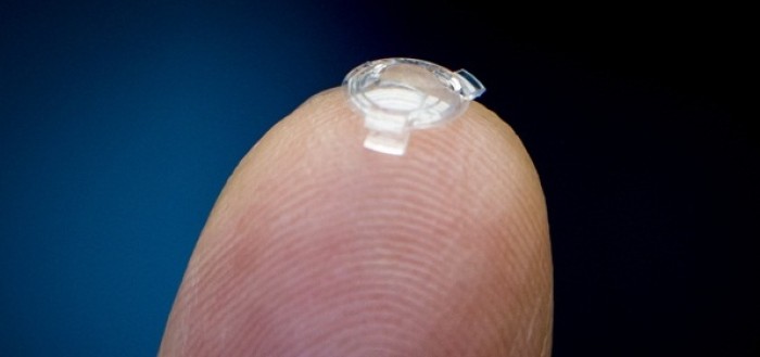 a lente biônica, semelhante a uma lente de contato comum, na ponta do dedo